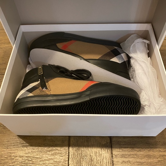*RARE* Burberry Children Mini Haypark Sneaker - Picture 3 of 13
